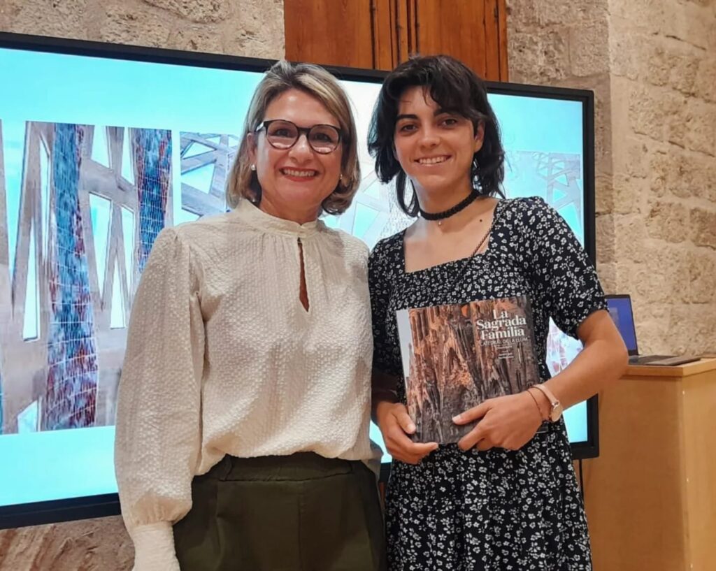 Chiara Curti con Aelita en la conferencia sobre la Sagrada Familia tras la inauguración el 11 de junio de 2026